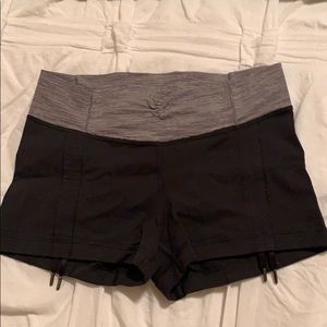 Lululemon “hot hot shorts” in black and gr…